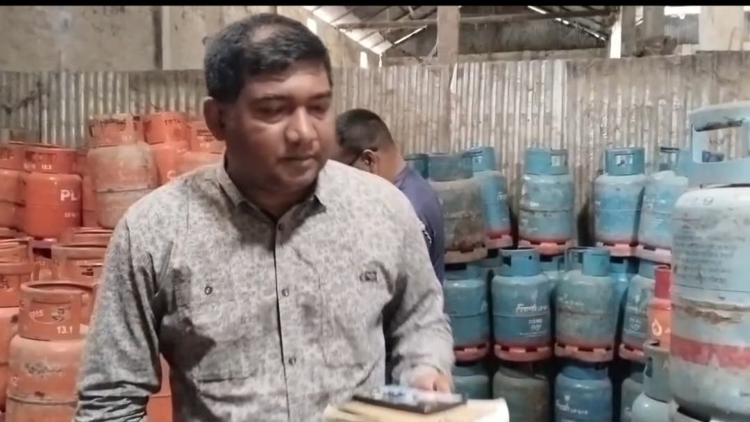 টাঙ্গাইলে এলপিজির গোডাউনে অভিযান, ৩০০ সিলিন্ডার জব্দ, জরিমানা ১ লাখ